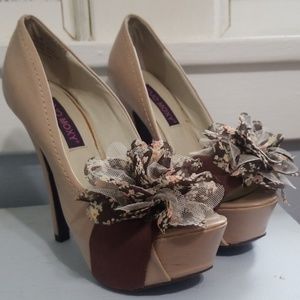 Flower accent 5.25" peeptoe heels S 6.5